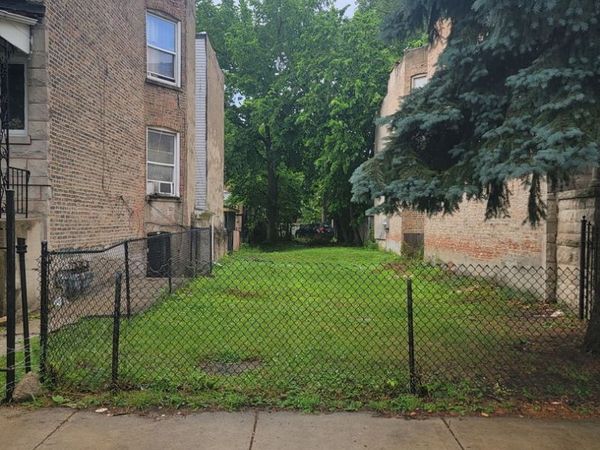 4218 W Gladys Avenue , Chicago, IL 60624