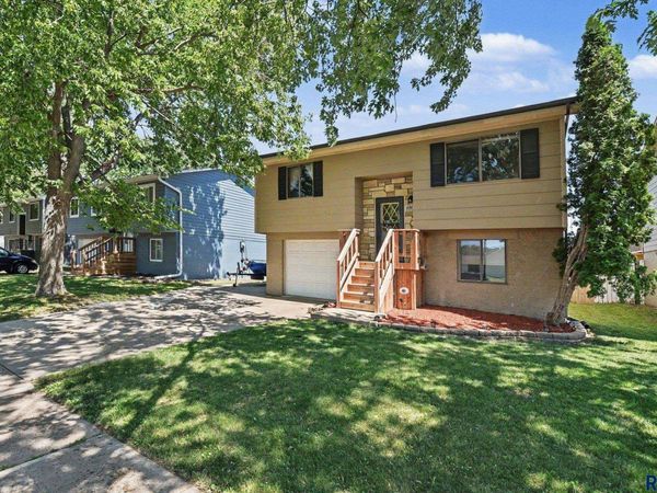 4805 W St James Dr, Sioux Falls, SD 57106