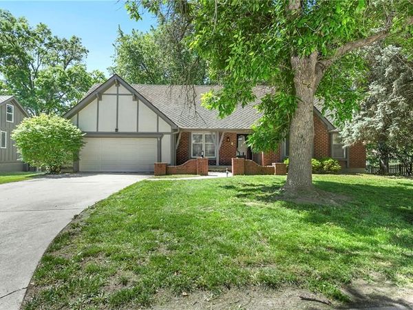213 Juniper Street, Lee's Summit, MO 64064