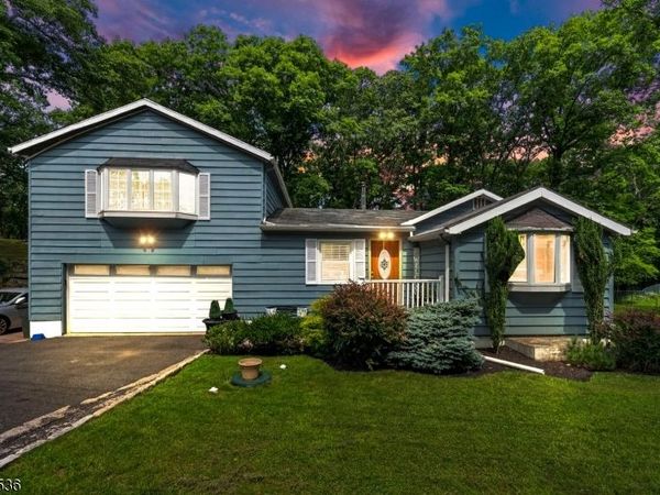 36 Lebanon Trl, Hopatcong, NJ 07843