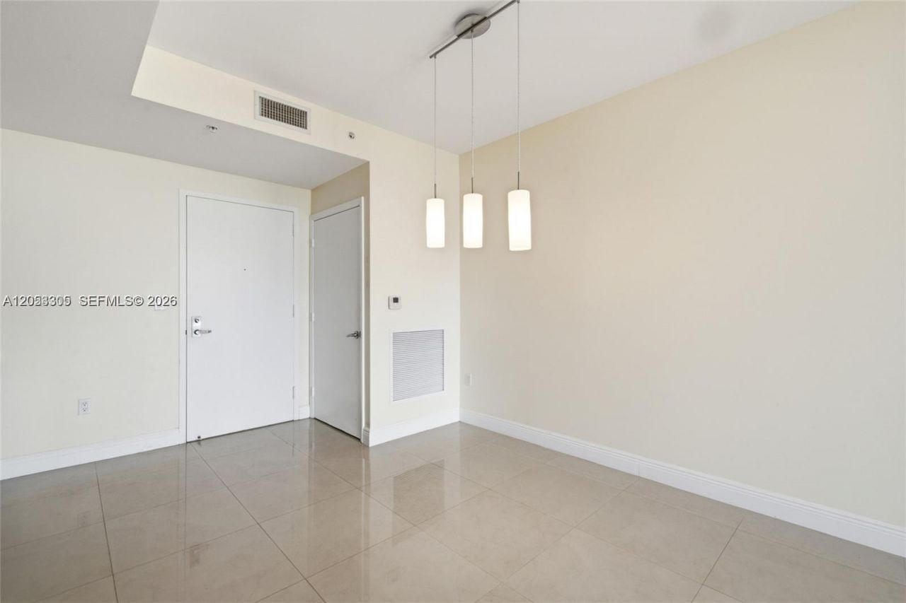 90 SW 3rd St , Unit 1409, Miami, FL 33130 Photo