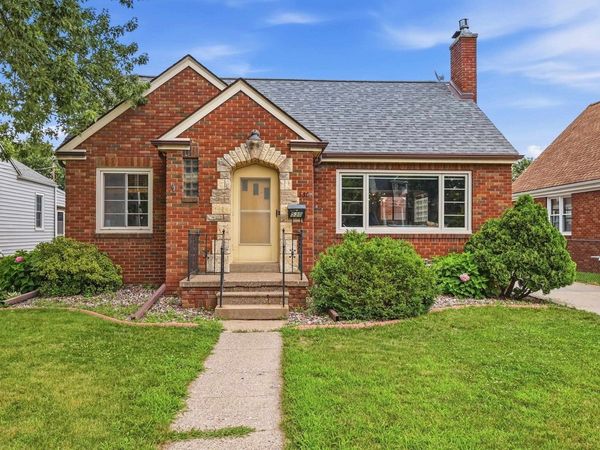 530 S Grandview Avenue, Dubuque, IA 52003