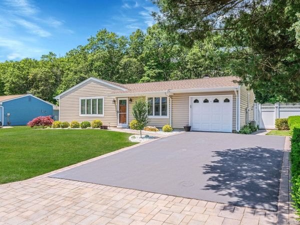 150 Rosemont Avenue , Farmingville, NY 11738