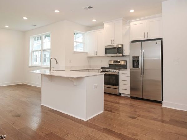 71 Veterans Way, Morris Plains, NJ 07950