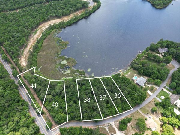 41 Lake Holley Circle, DeFuniak Springs, FL 32433