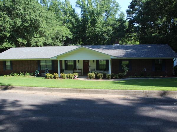 1405 Holly Street , Nashville, AR 71852