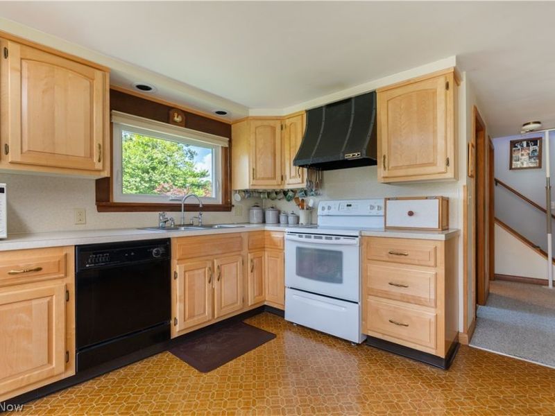 8463 Schubert Avenue NE, Alliance, OH 44601 Photo 18