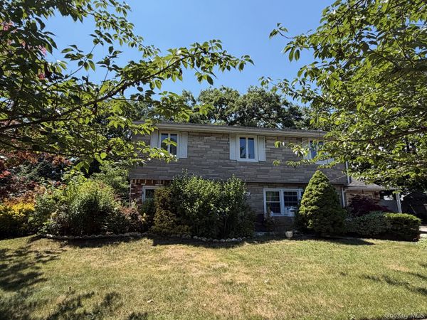1067 N New York Drive , Massapequa, NY 11758