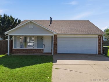 1922 Lexington Road , Claremore, OK 74017