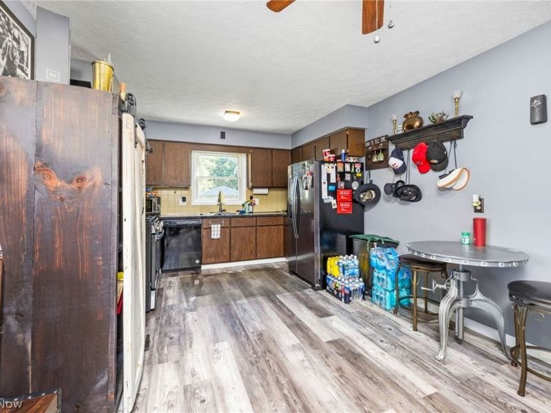 260 Hazelwood Avenue, Barberton, OH 44203 Photo 3