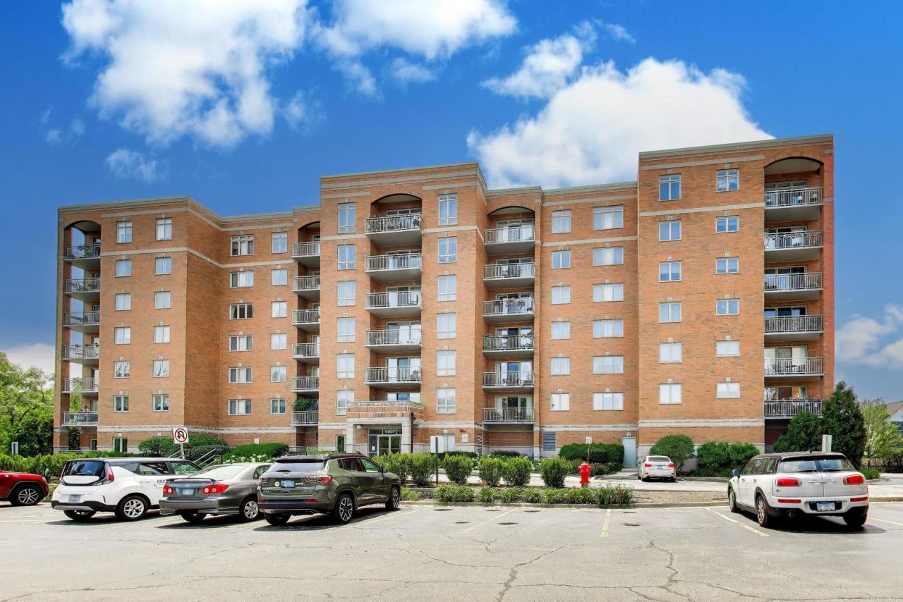 6807 N Milwaukee Avenue , Niles, IL 60714