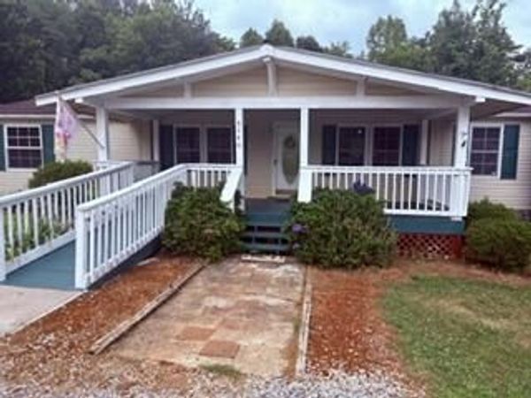 5140 Stewartsville RD , Moneta, VA 24121