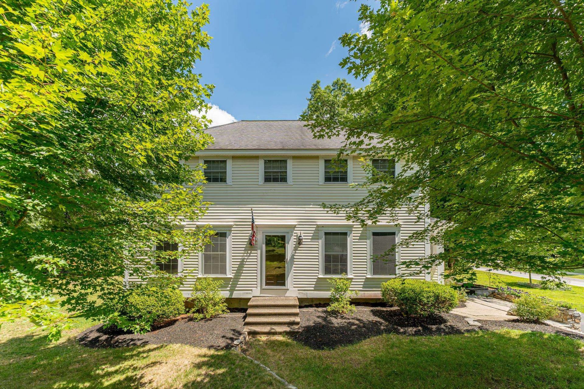 25 Charleston Avenue, Londonderry, NH 03053 Main Photo