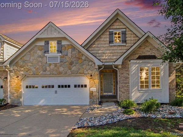 15744 Hunters Grove, Livonia, MI 48154