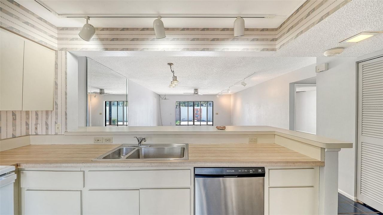664 Woodlawn Drive, Bradenton, FL 34210 Photo
