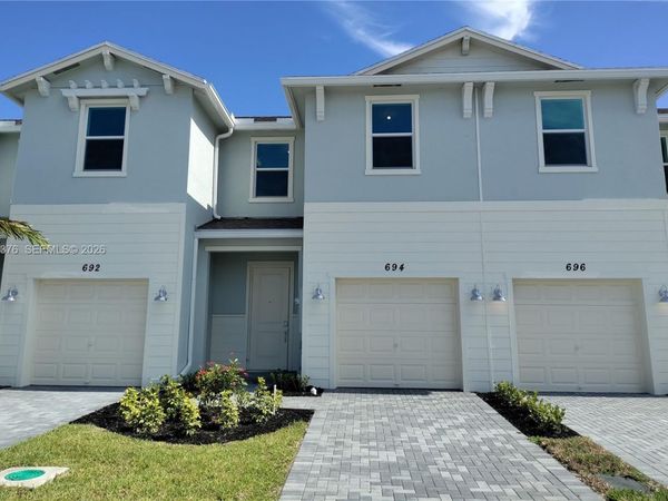 694 SE Lake Falls St , Port St. Lucie, FL 34984