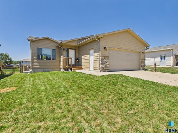 6209 N Seubert Ave, Sioux Falls, SD 57104