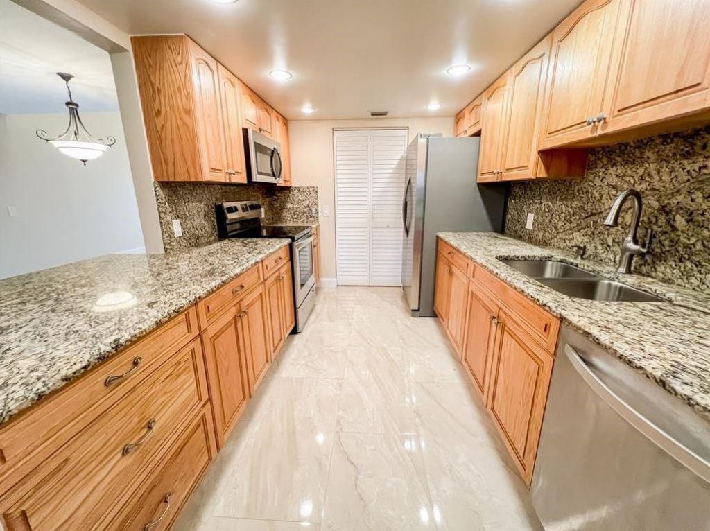 10740 S Golfview Drive, Pembroke Pines, FL 33026 Photo