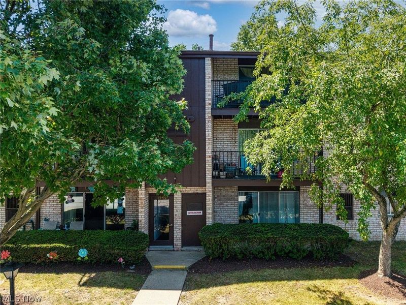 16400 Heather Lane, Unit F101, Middleburg Heights, OH 44130 Photo 12