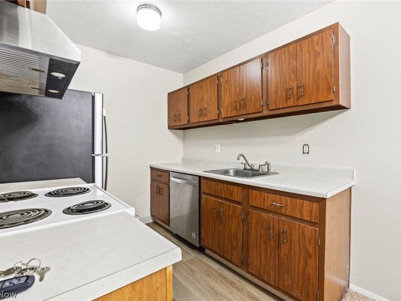 16400 Heather Lane, Unit F101, Middleburg Heights, OH 44130 Photo 3