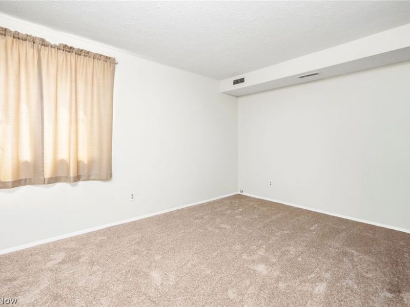 16400 Heather Lane, Unit F101, Middleburg Heights, OH 44130 Photo 9