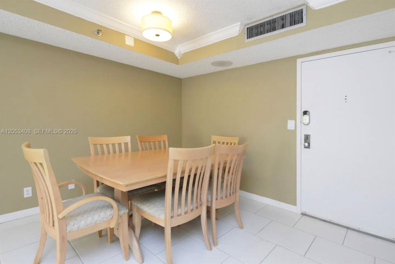 2625 Collins Ave , Unit 320, Miami Beach, FL 33140 Photo