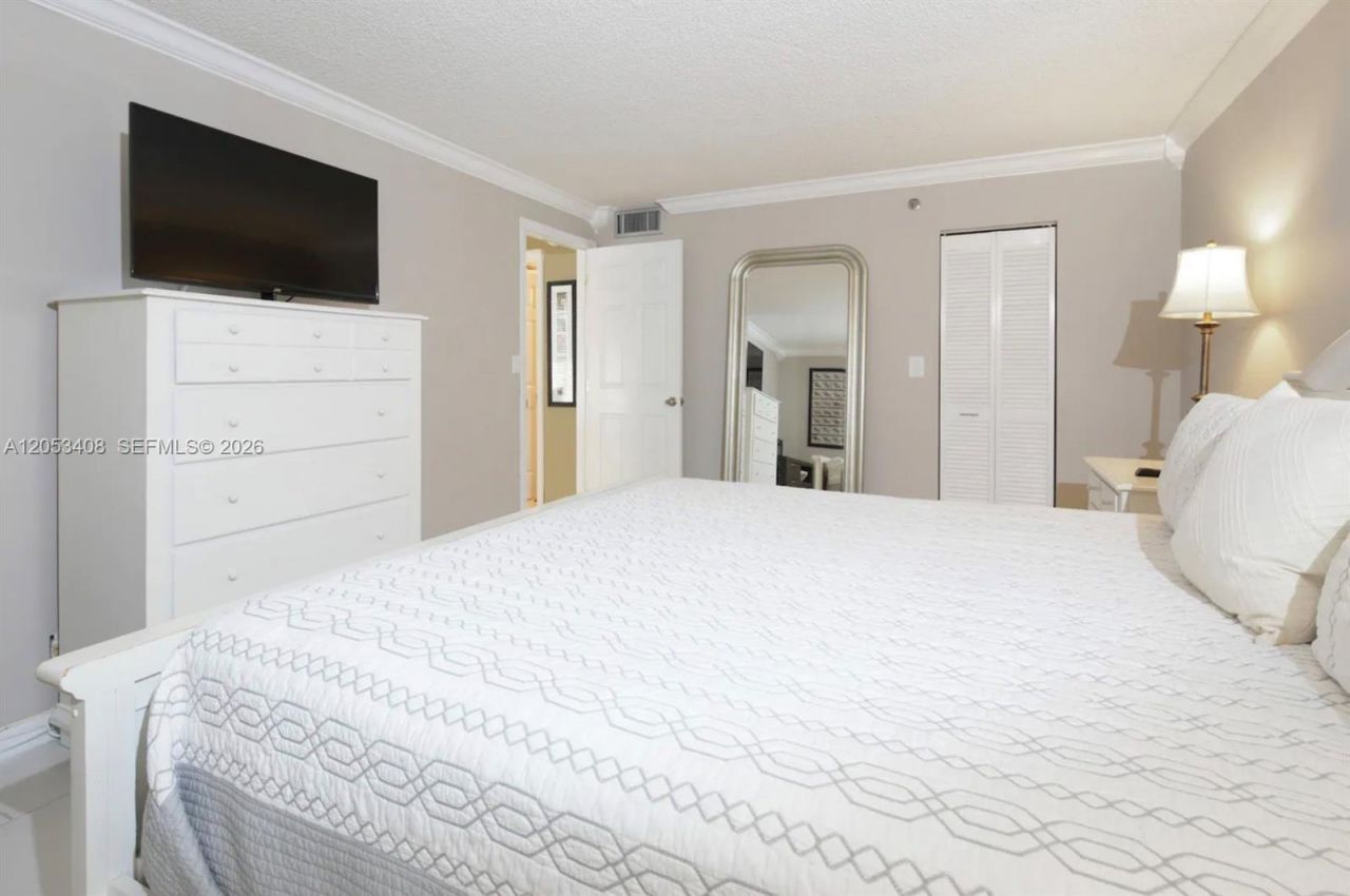 2625 Collins Ave , Unit 320, Miami Beach, FL 33140 Photo
