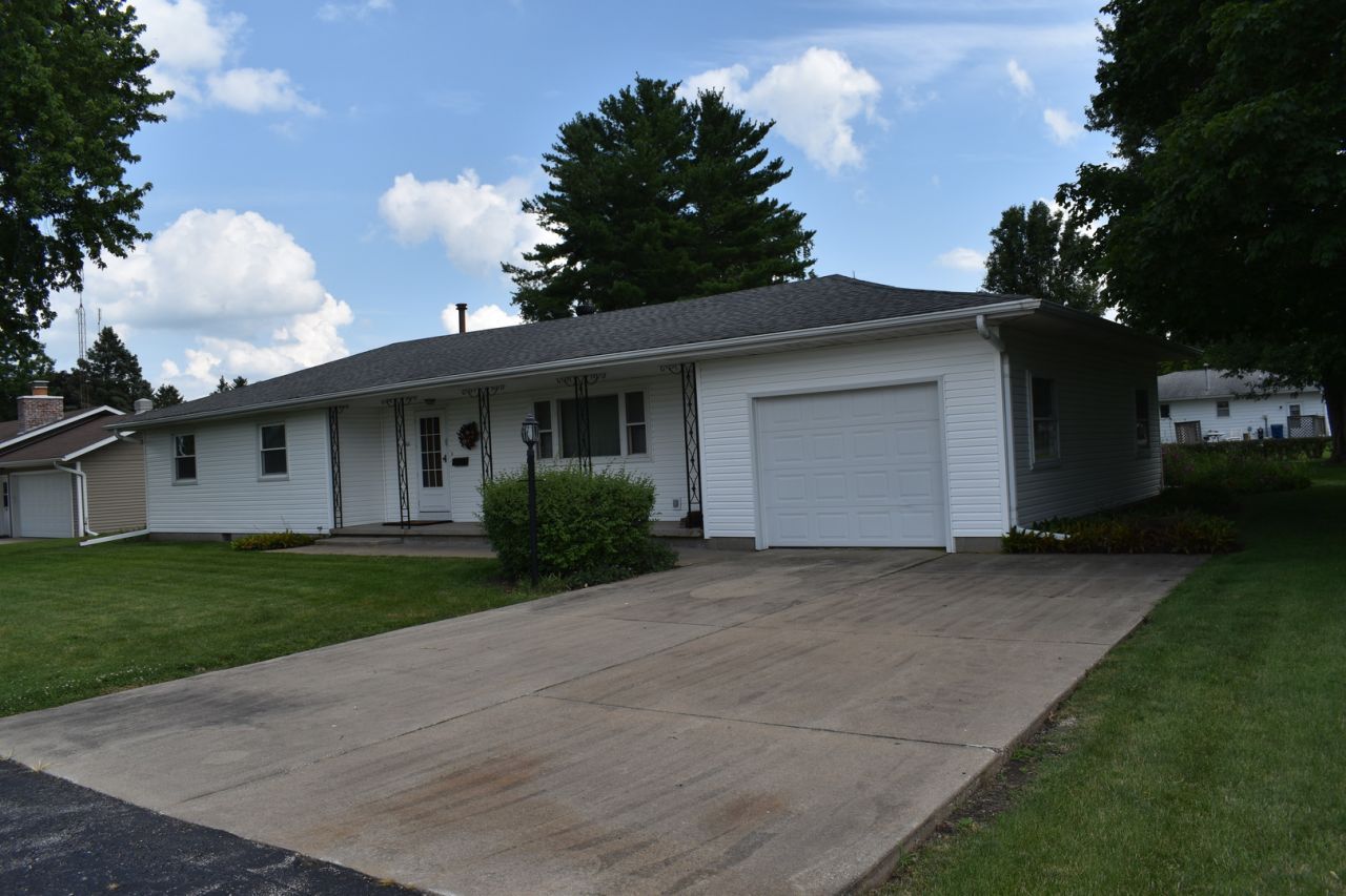 301 E Ririe Place , Flanagan, IL 61740