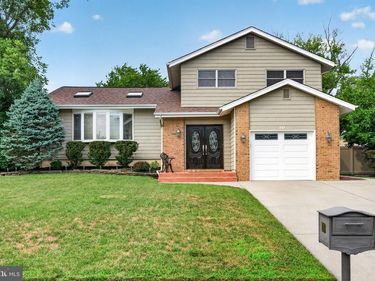 207 SANDRINGHAM ROAD, CHERRY HILL, NJ 08003