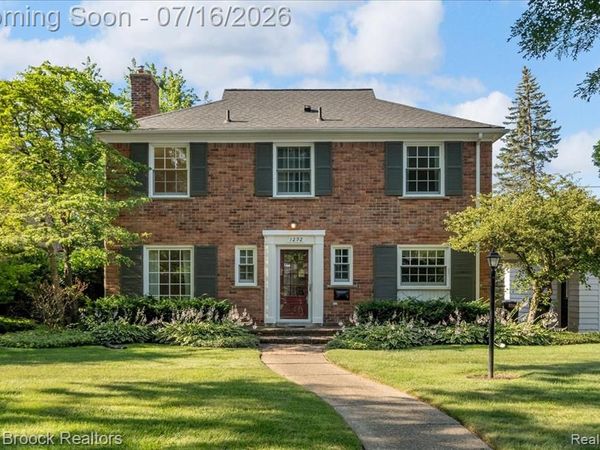 1292 Yorkshire Road , Birmingham, MI 48009