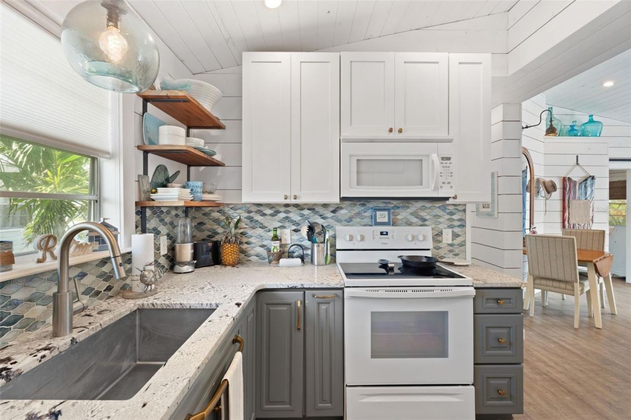 2517 Avenue C, Bradenton Beach, FL 34217 Photo