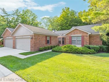 7332 Meadowridge Circle, West Bloomfield Twp, MI 48322