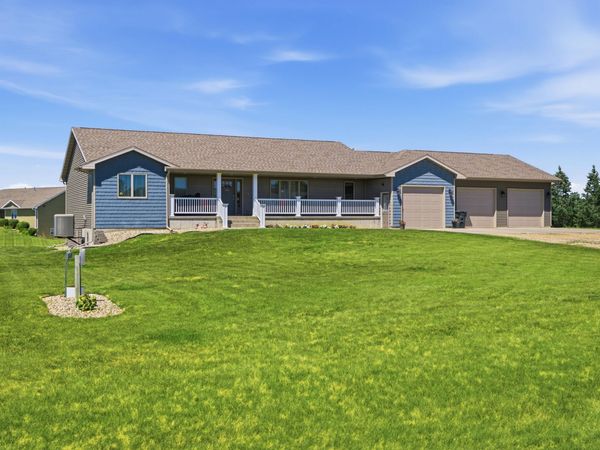  40686 Sunrise Ridge Dr, Mitchell, SD 57301