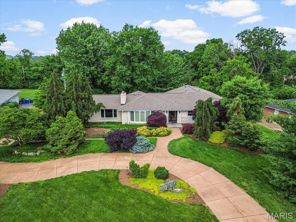 21 Ladue Meadows, Creve Coeur, MO 63141