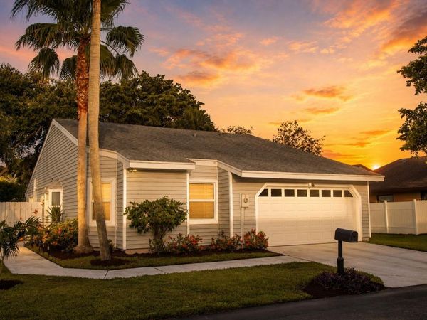 8 Hawthorne Lane, Boynton Beach, FL 33426