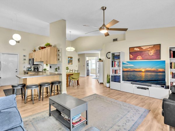 8 Hawthorne Lane, Boynton Beach, FL 33426