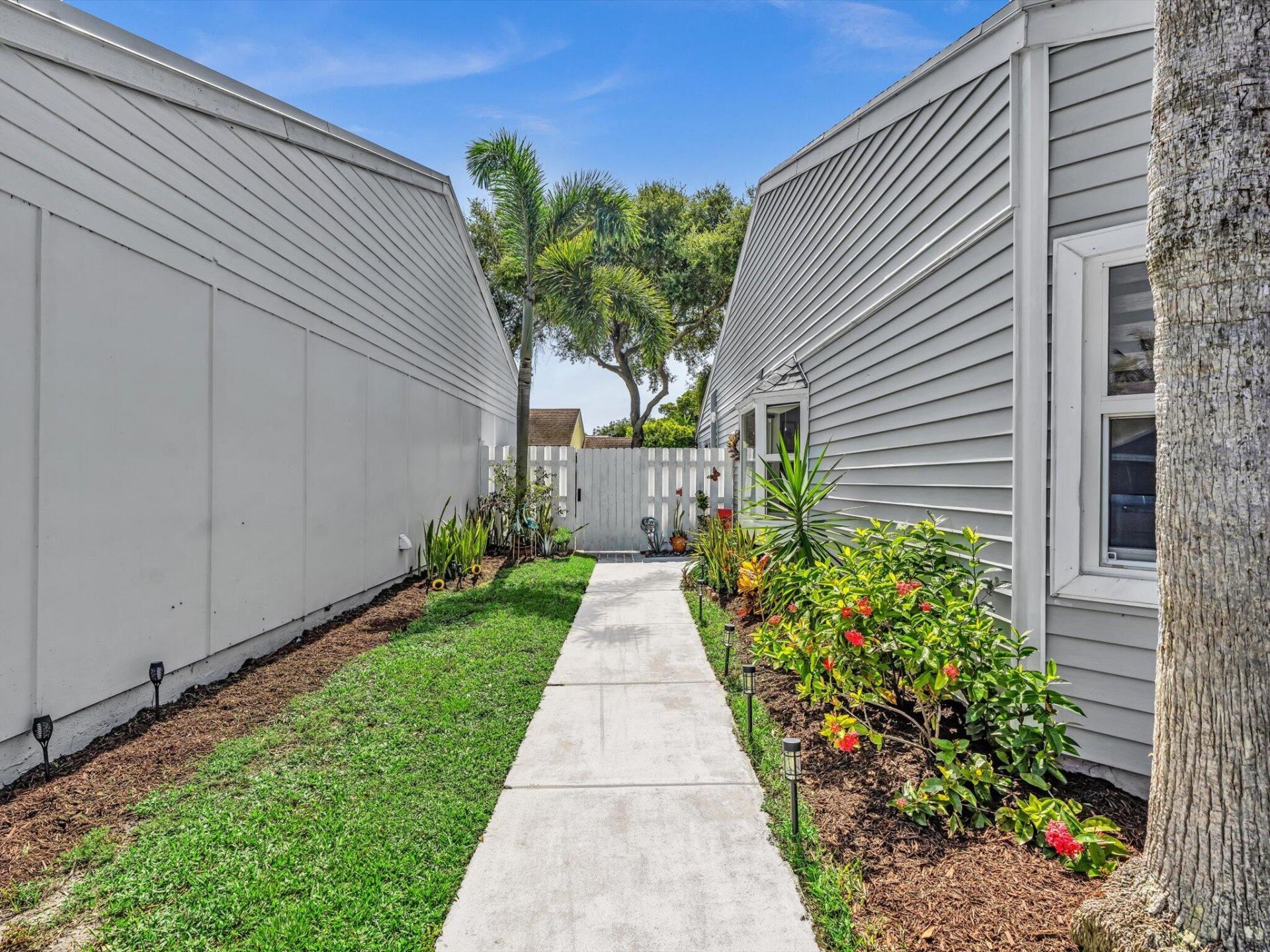 8 Hawthorne Lane, Boynton Beach, FL 33426 Photo