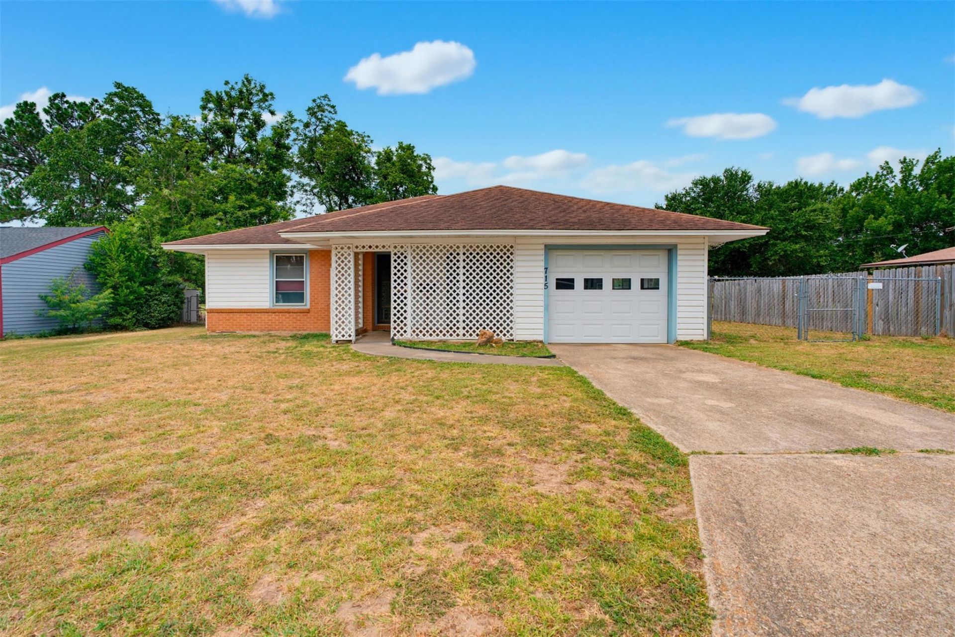 715 Rockdale Rd, Rockdale, TX 76567 Main Photo