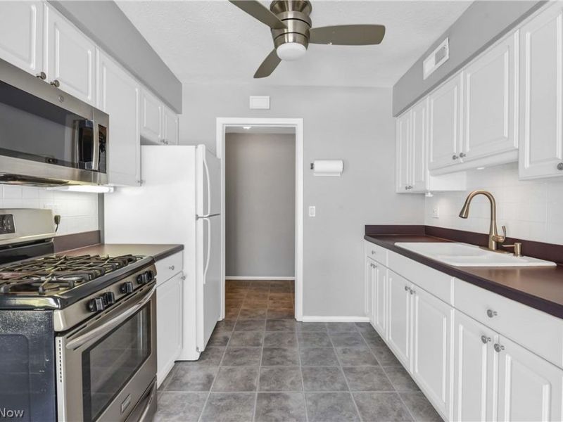 20466 Williamsburg Court, Unit 208B, Middleburg Heights, OH 44130 Photo 4