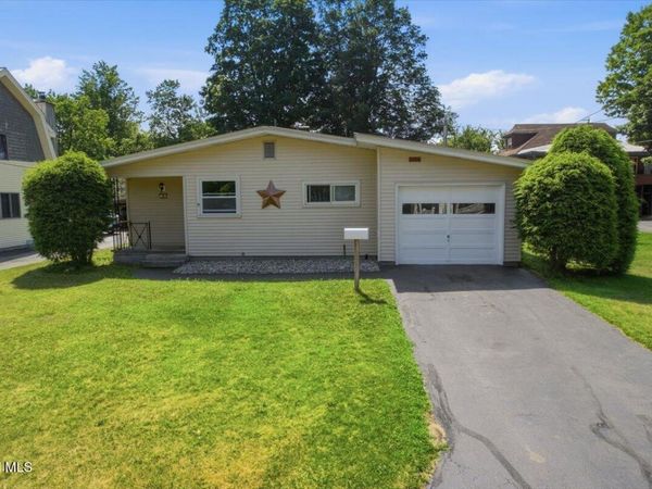 16 4th Avenue, Warrensburg, NY 12885