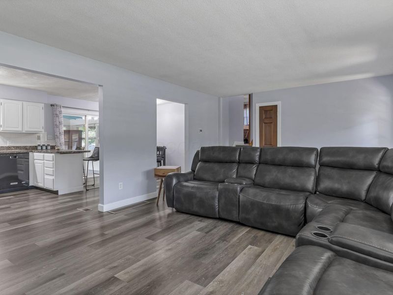 281 Middle Ground SW, Pataskala, OH 43062 Photo 9
