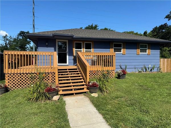 1300 S McHenry Street, Independence, MO 64057