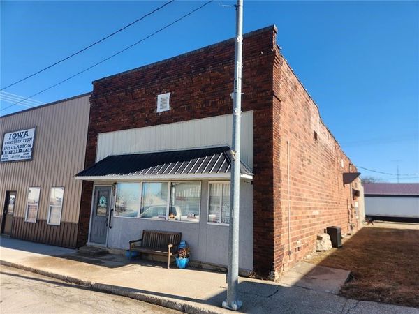 318 Locust St NE , Blairstown, IA 52209