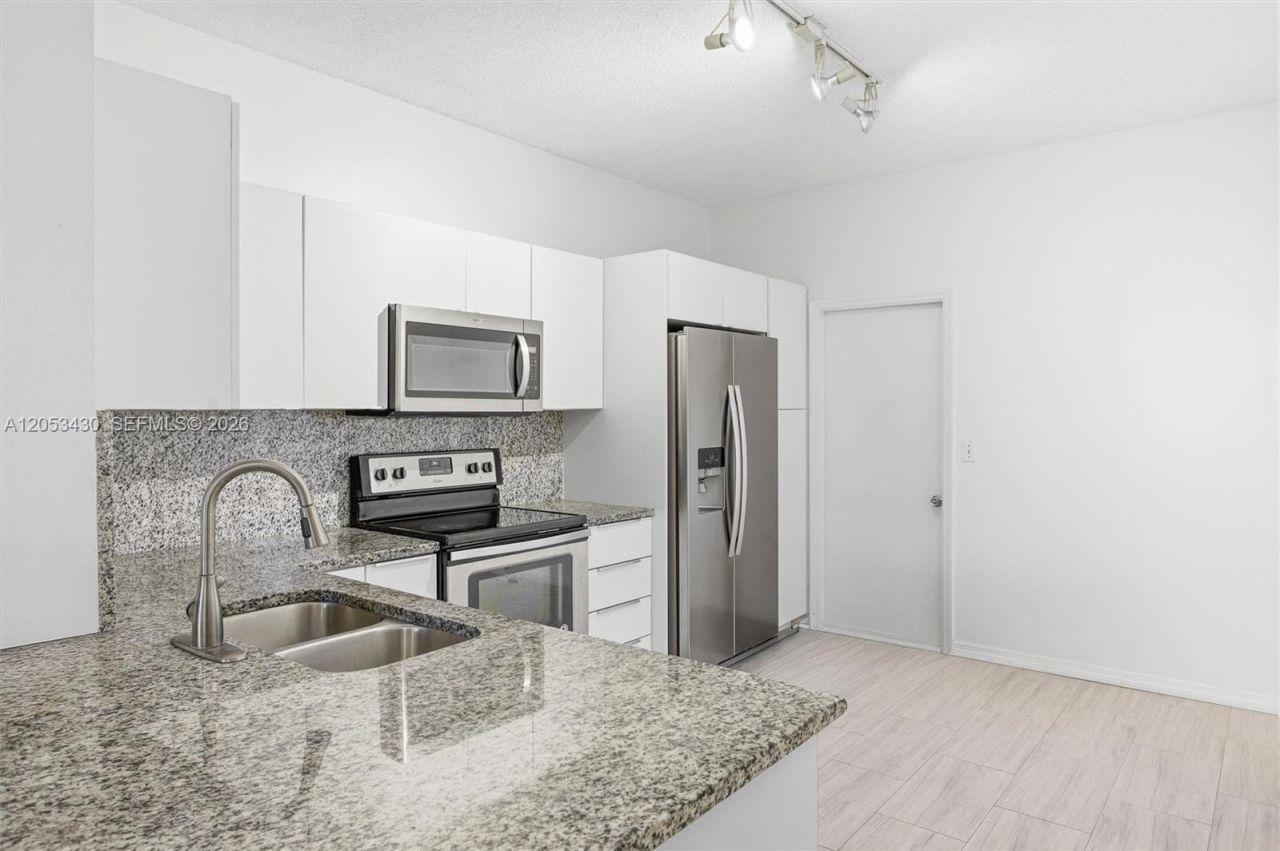 2066 Madeira Dr , Unit 2066, Weston, FL 33327 Photo