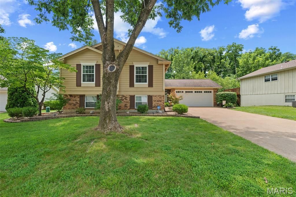 61 Crescent Hills Drive , Saint Peters, MO 63376 Main Photo