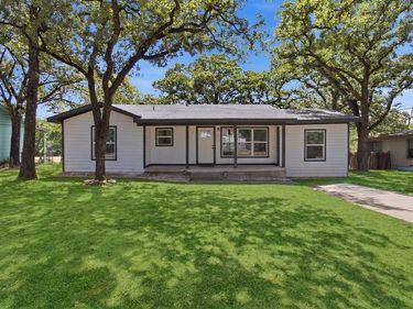 800 Winnie Street , Fort Worth, TX 76112