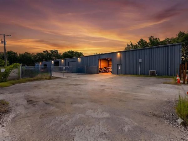 6917 Russell Curry Road , Arlington, TX 76001