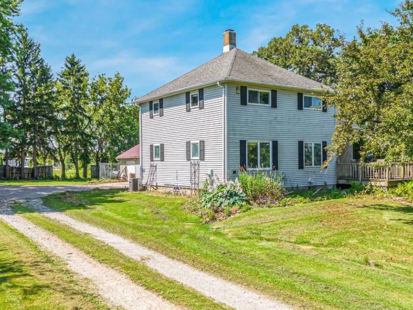 1896 E MAIN STREET, Omro, WI 54963