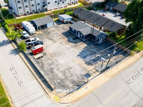 700 W Oak Street , Rogers, AR 72756