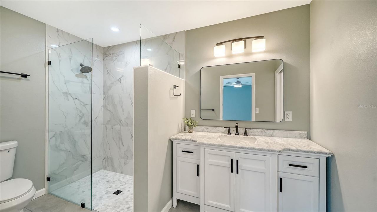 5689 Evergreen Drive, Unit 18, Sarasota, FL 34233 Photo